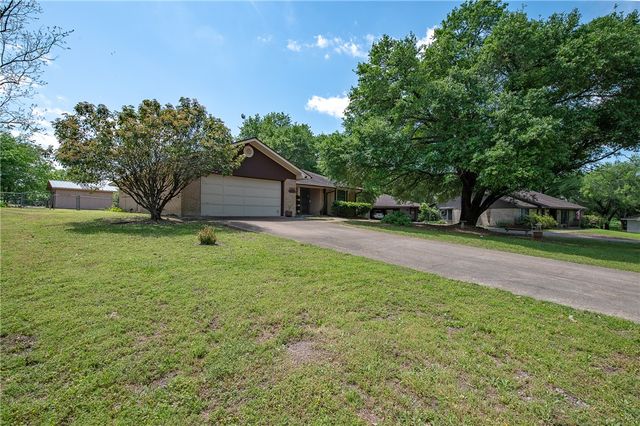 303 Heath Avenue, Madisonville, TX 77864