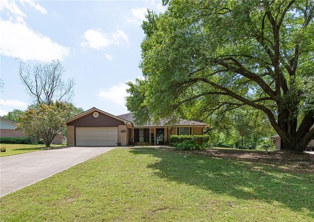 303 Heath Avenue, Madisonville, TX 77864