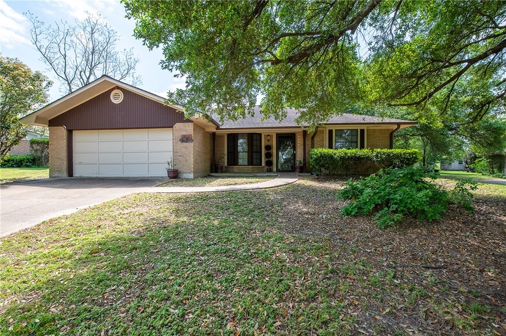 303 Heath Avenue, Madisonville, TX 77864