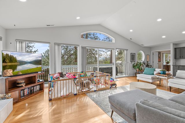 525 Ashland Loop, Ashland, OR 97520
