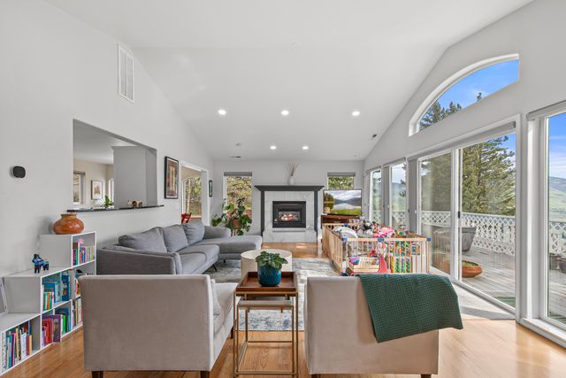 525 Ashland Loop, Ashland, OR 97520