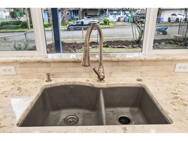 18655 Se YAMHILL Cir, Portland, OR 97233