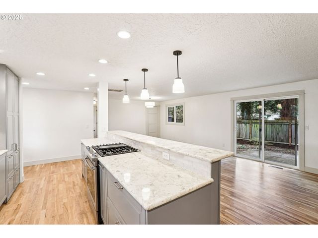 18655 Se YAMHILL Cir, Portland, OR 97233