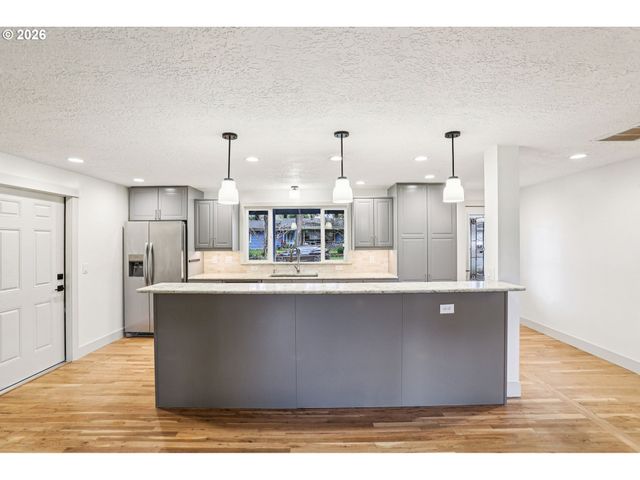 18655 Se YAMHILL Cir, Portland, OR 97233