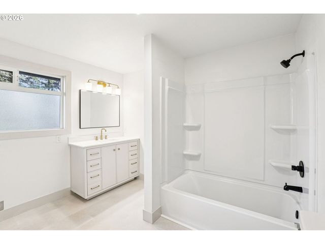 18655 Se YAMHILL Cir, Portland, OR 97233