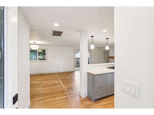 18655 Se YAMHILL Cir, Portland, OR 97233