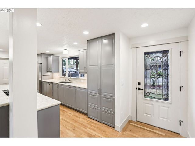 18655 Se YAMHILL Cir, Portland, OR 97233