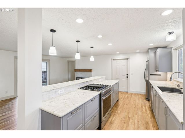 18655 Se YAMHILL Cir, Portland, OR 97233