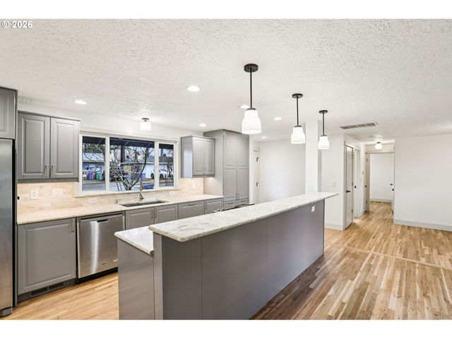 18655 Se YAMHILL Cir, Portland, OR 97233