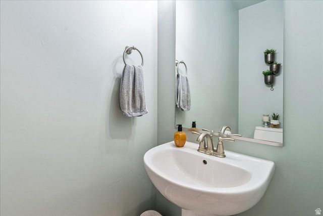 2052 W PHILLIPS ST, Kaysville, UT 84037