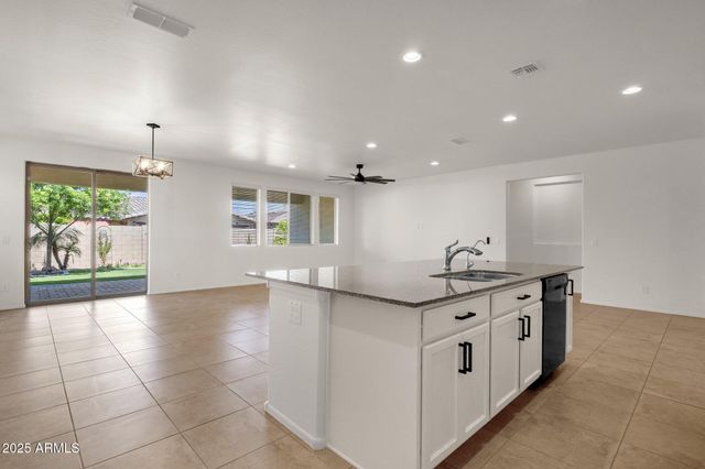 22472 E SONOQUI Boulevard, Queen Creek, AZ 85142