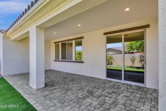 22472 E SONOQUI Boulevard, Queen Creek, AZ 85142