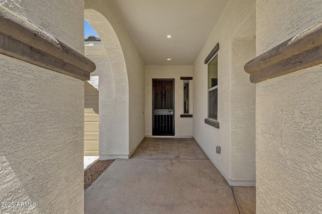 22472 E SONOQUI Boulevard, Queen Creek, AZ 85142