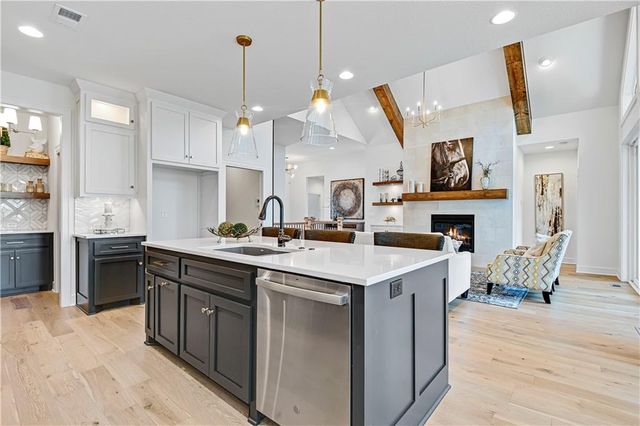 24999 W 98th Place, Lenexa, KS 66227