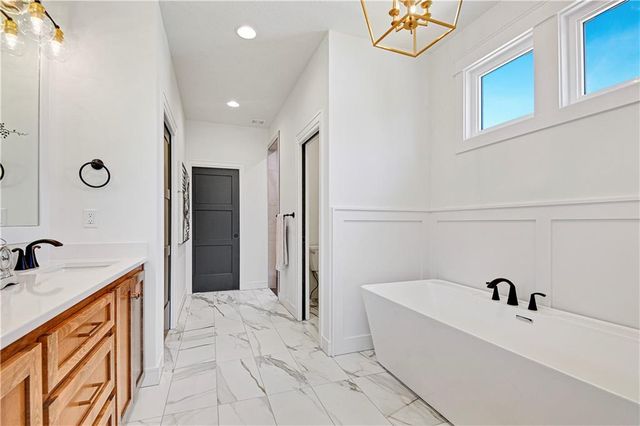 24999 W 98th Place, Lenexa, KS 66227