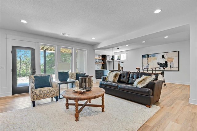 24999 W 98th Place, Lenexa, KS 66227