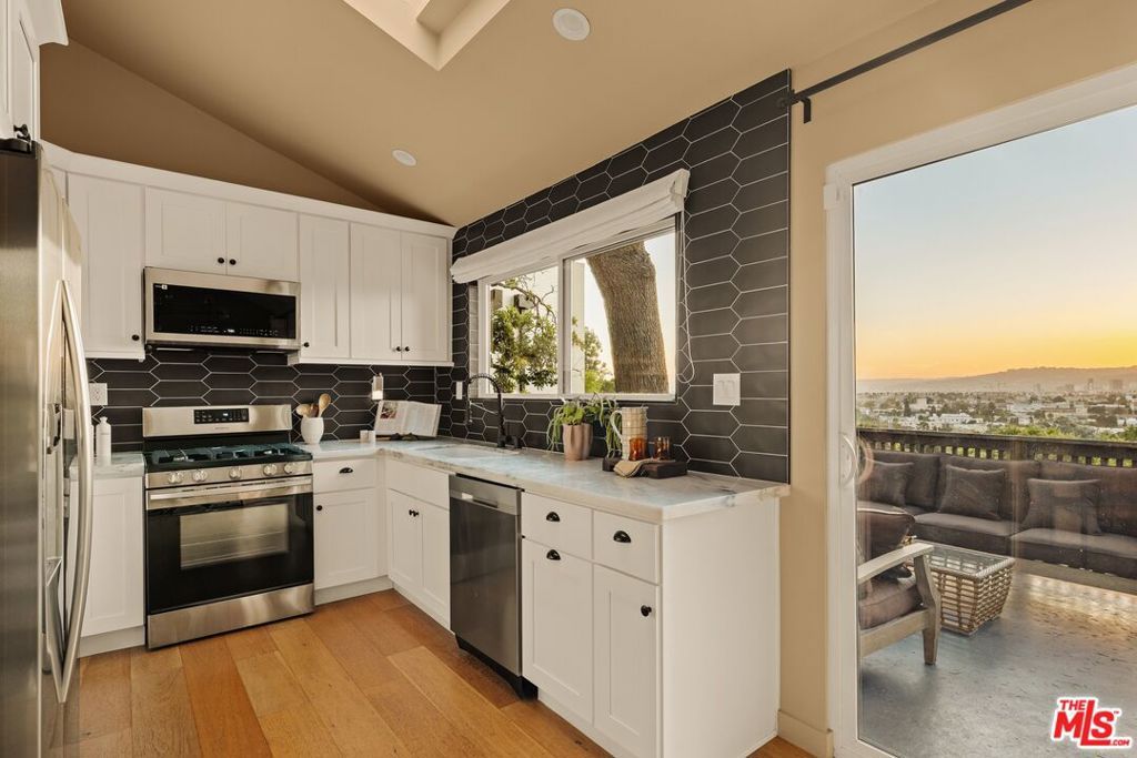 Image 10 of property listing at 937 Lucile Avenue, Los Angeles, CA 90026