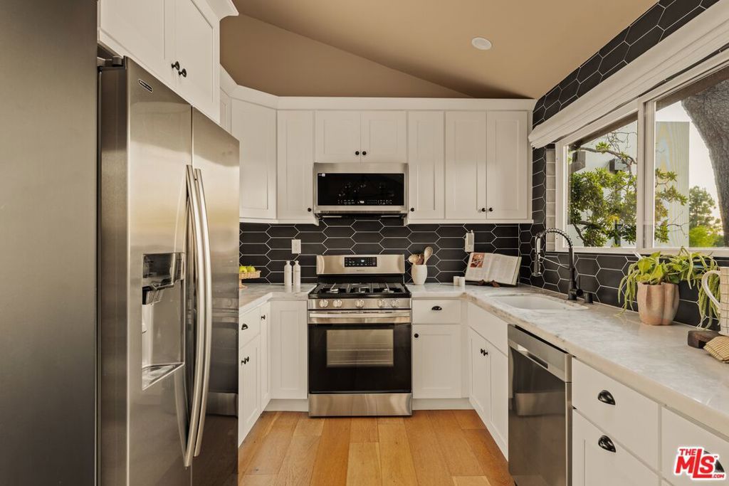 Image 11 of property listing at 937 Lucile Avenue, Los Angeles, CA 90026