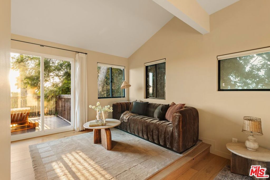 Image 16 of property listing at 937 Lucile Avenue, Los Angeles, CA 90026