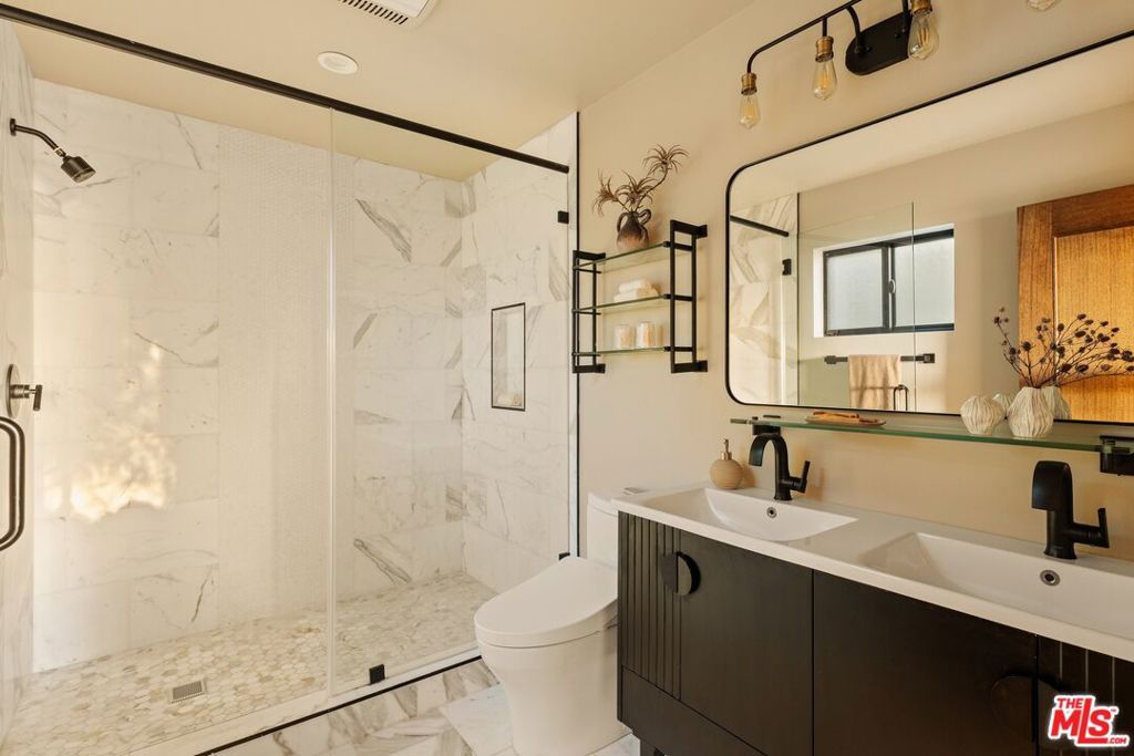 Image 18 of property listing at 937 Lucile Avenue, Los Angeles, CA 90026