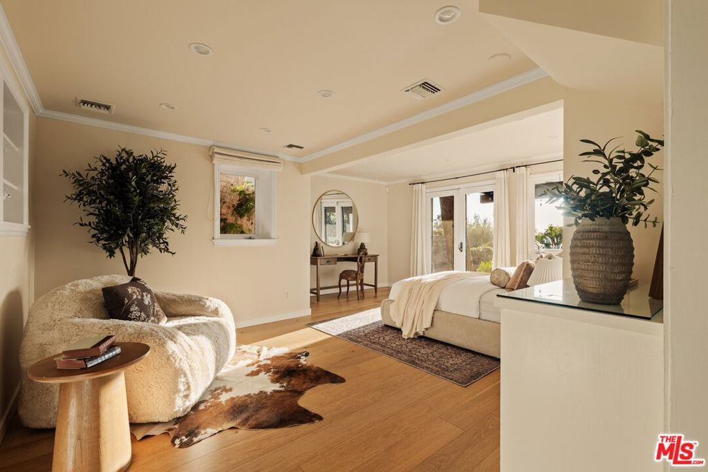 Image 22 of property listing at 937 Lucile Avenue, Los Angeles, CA 90026
