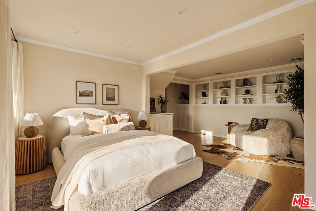 Image 23 of property listing at 937 Lucile Avenue, Los Angeles, CA 90026