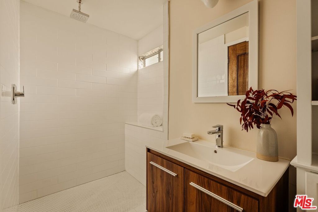 Image 25 of property listing at 937 Lucile Avenue, Los Angeles, CA 90026
