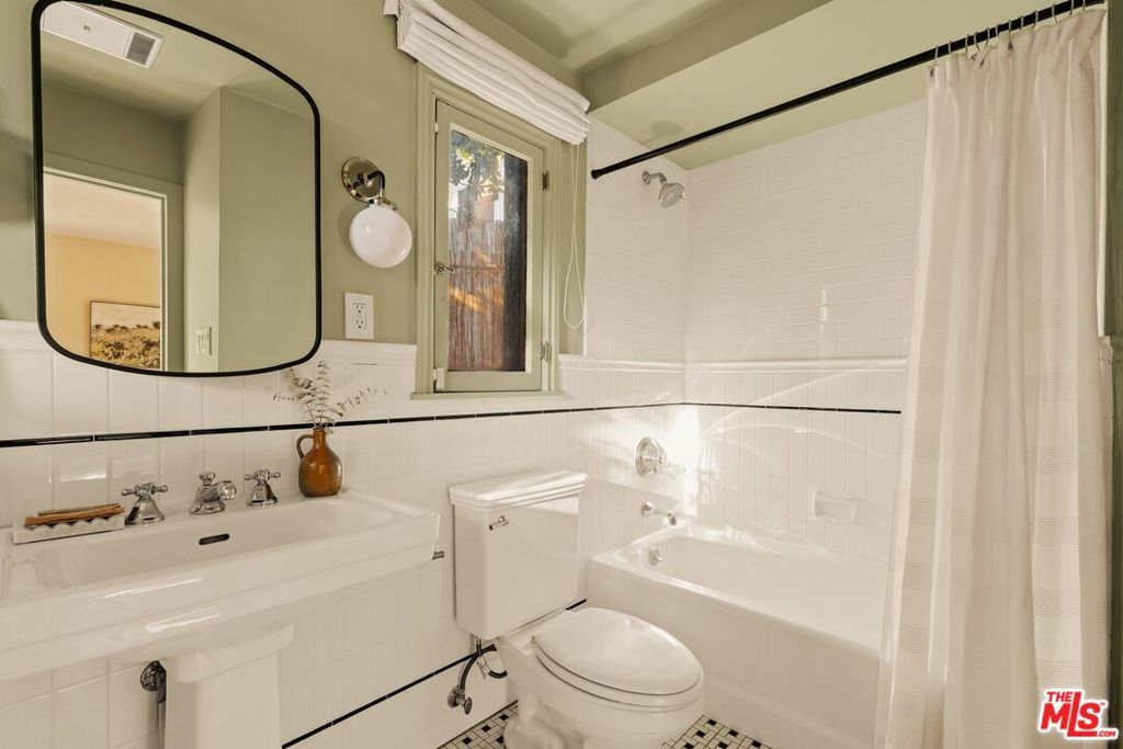 Image 28 of property listing at 937 Lucile Avenue, Los Angeles, CA 90026