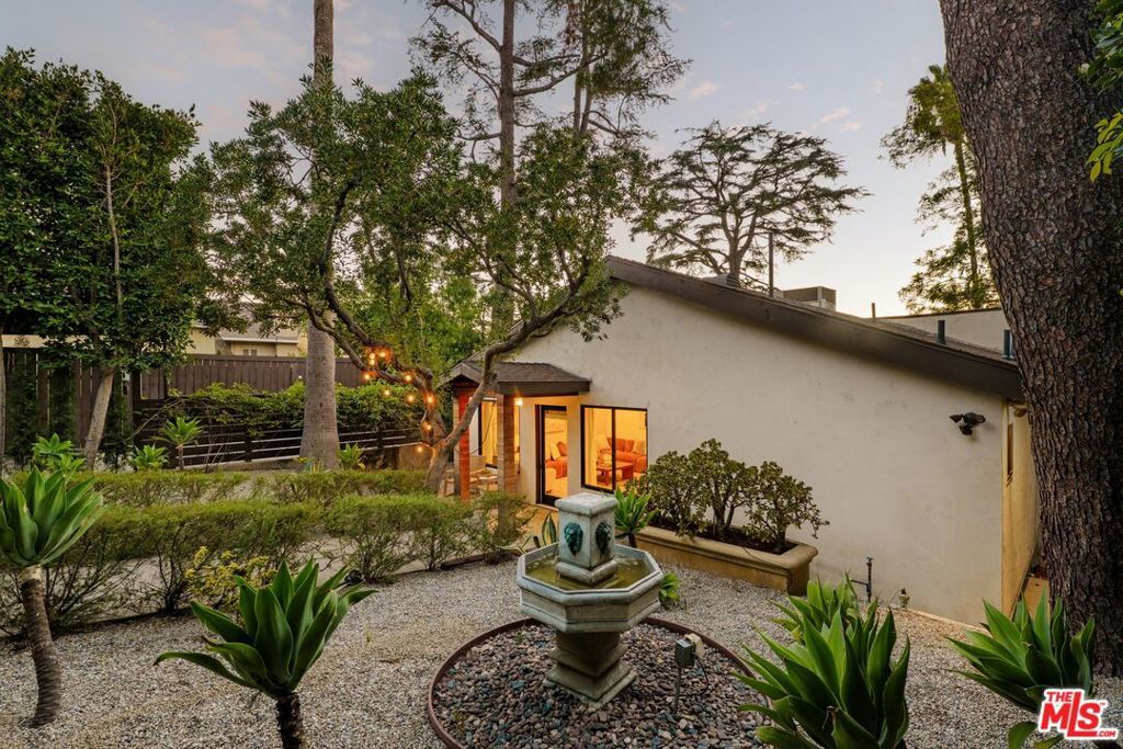 Image 35 of property listing at 937 Lucile Avenue, Los Angeles, CA 90026