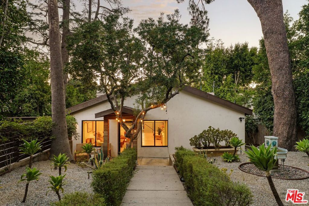 Image 36 of property listing at 937 Lucile Avenue, Los Angeles, CA 90026