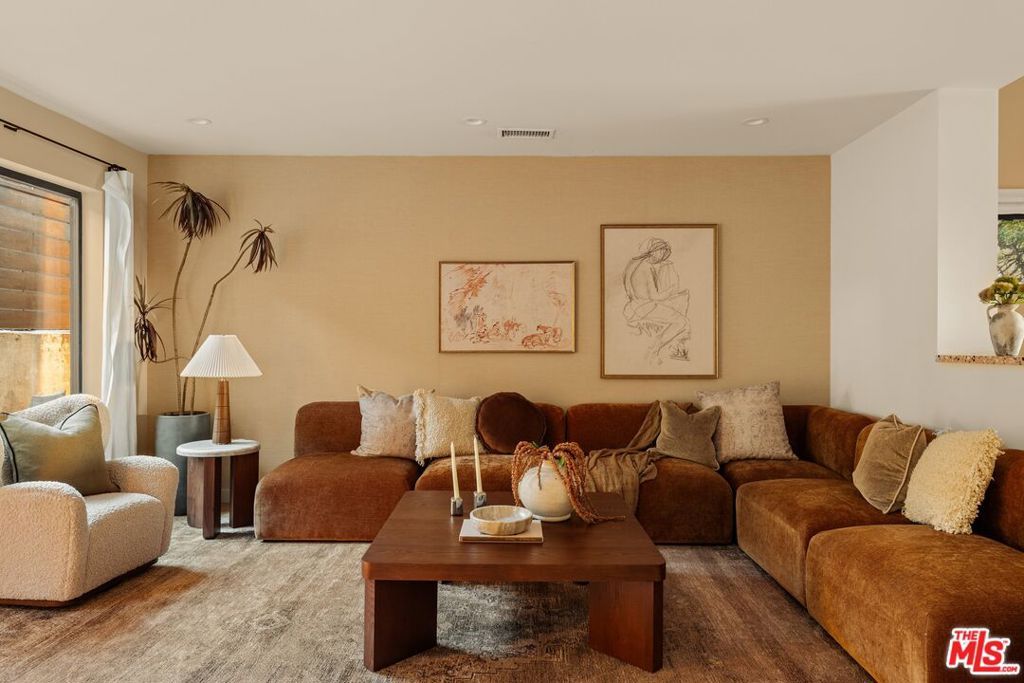 Image 5 of property listing at 937 Lucile Avenue, Los Angeles, CA 90026