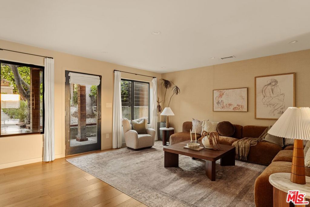 Image 7 of property listing at 937 Lucile Avenue, Los Angeles, CA 90026