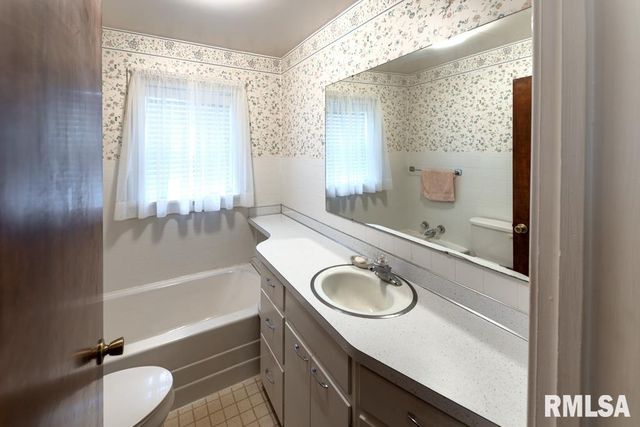404 HIGHVIEW Road, East Peoria, IL 61611
