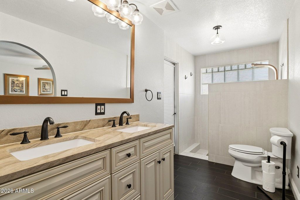 Image 10 of property listing at 4242 E SHEENA Drive, Phoenix, AZ 85032