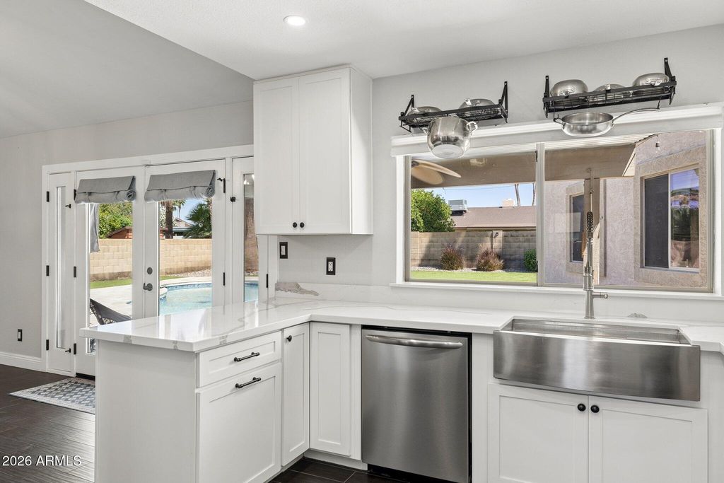 Image 4 of property listing at 4242 E SHEENA Drive, Phoenix, AZ 85032