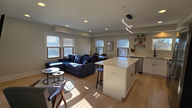4000 Forest Avenue 6, Brookfield, IL 60513