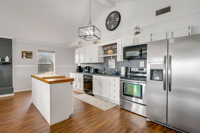 1067 Beachside Drive, Chandler, TX 75758