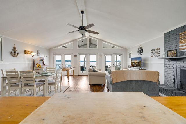 1067 Beachside Drive, Chandler, TX 75758