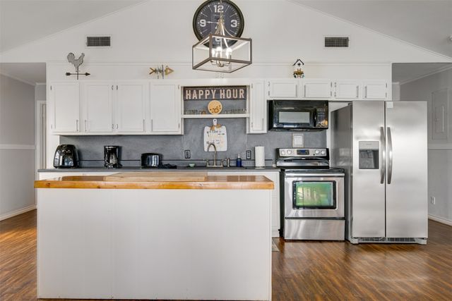 1067 Beachside Drive, Chandler, TX 75758