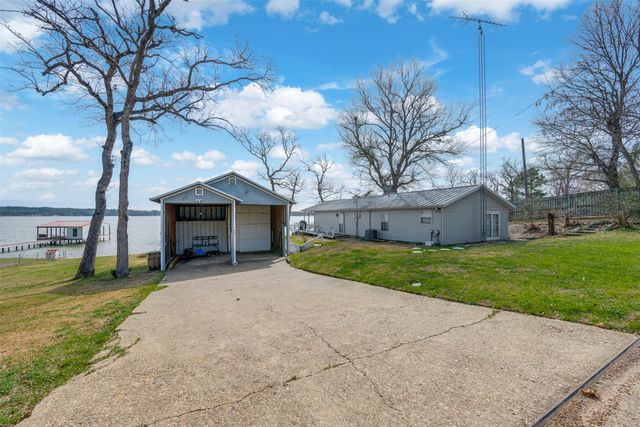 1067 Beachside Drive, Chandler, TX 75758