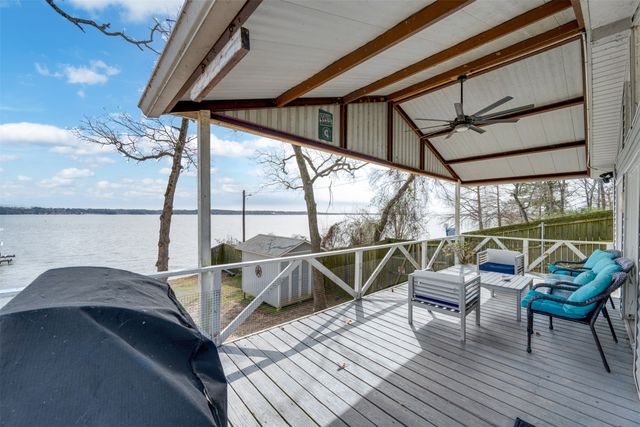 1067 Beachside Drive, Chandler, TX 75758