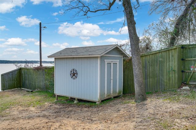 1067 Beachside Drive, Chandler, TX 75758