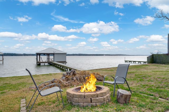 1067 Beachside Drive, Chandler, TX 75758