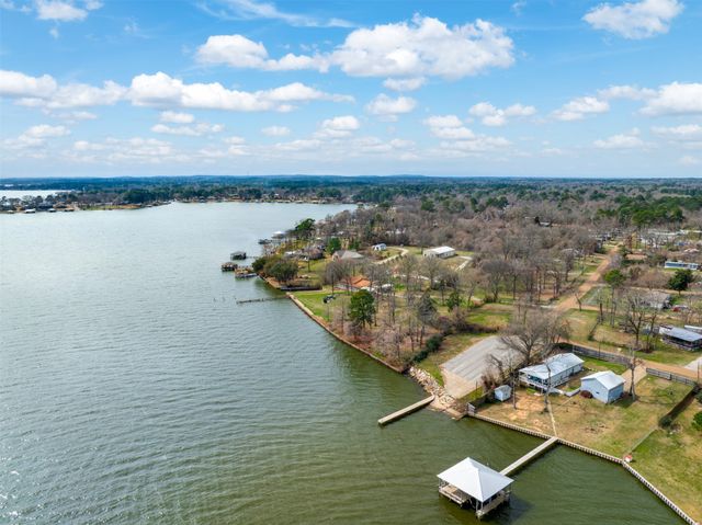 1067 Beachside Drive, Chandler, TX 75758