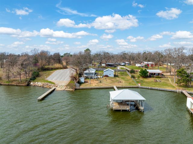 1067 Beachside Drive, Chandler, TX 75758