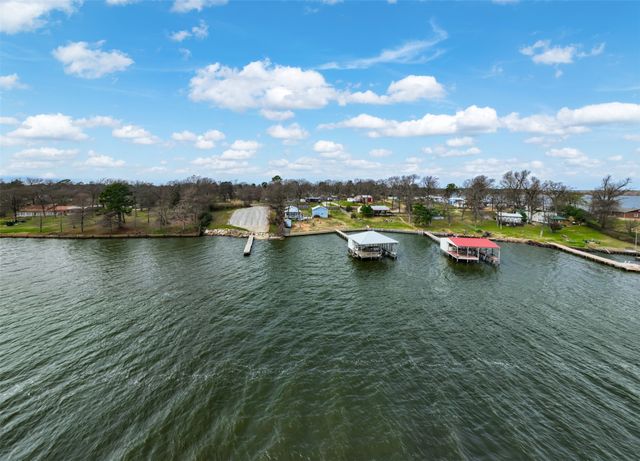 1067 Beachside Drive, Chandler, TX 75758