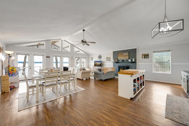 1067 Beachside Drive, Chandler, TX 75758