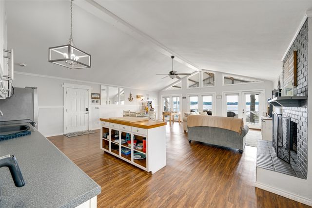 1067 Beachside Drive, Chandler, TX 75758