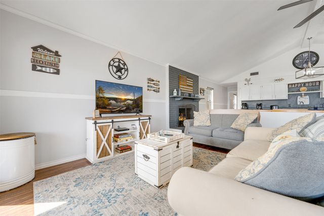 1067 Beachside Drive, Chandler, TX 75758