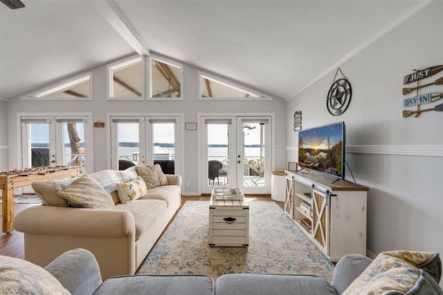 1067 Beachside Drive, Chandler, TX 75758